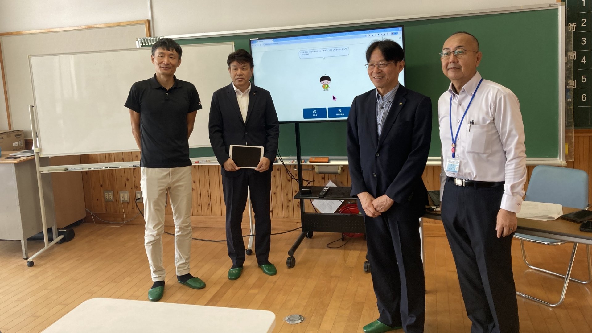 Nextremer代表取締役社長の向井永浩（左）、坂出市の有福哲二市長（左から2人目）、香川県商工労働部の寺嶋賢治部長（右から2人目）、坂出小学校 奴賀要校長（右）との集合写真