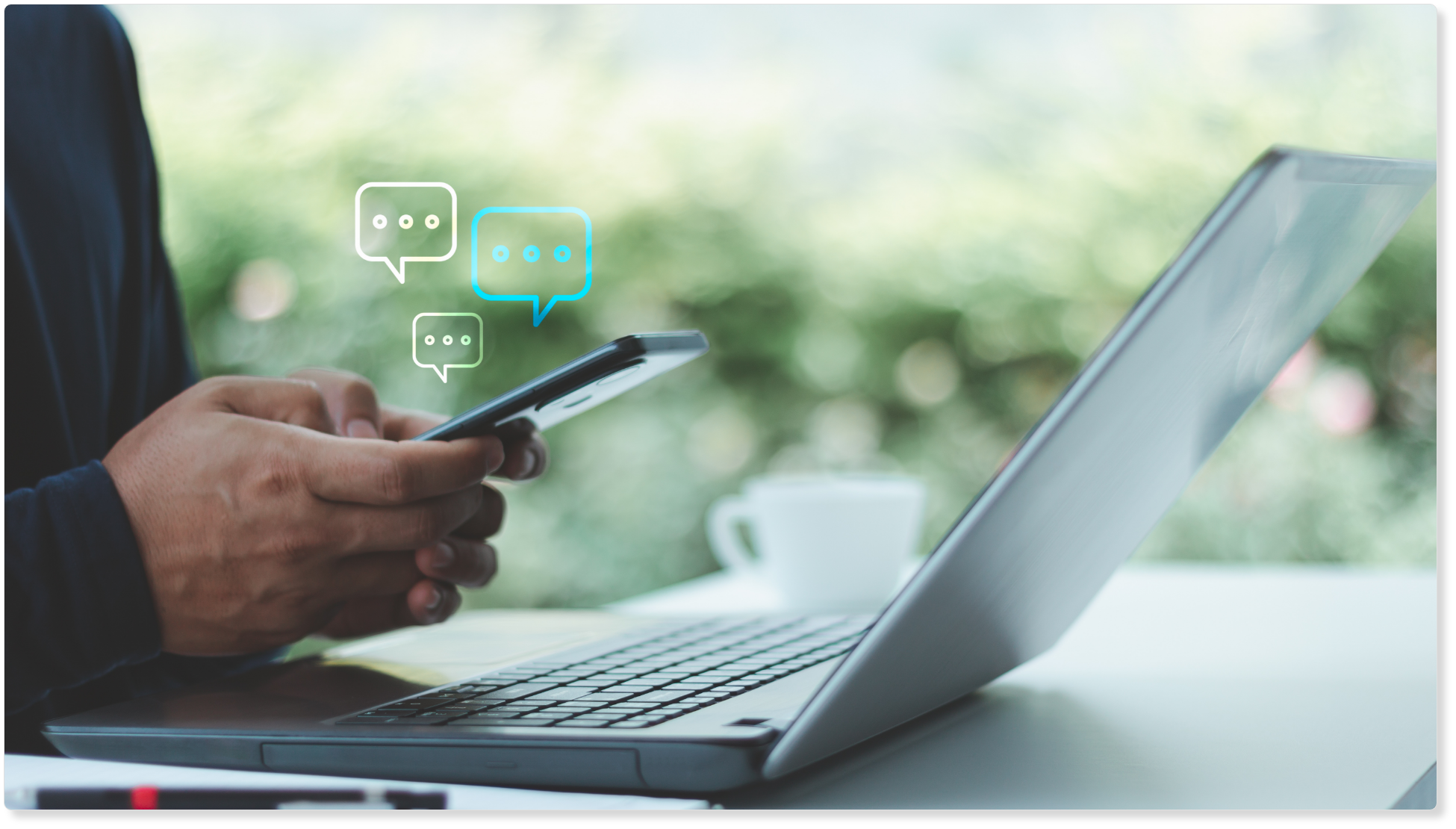 AIを活用した社内FAQ・社員教育のために、社員がスマートフォンとパソコンを使って、AIミナライ チャットボットの設定を簡単に行なっている様子