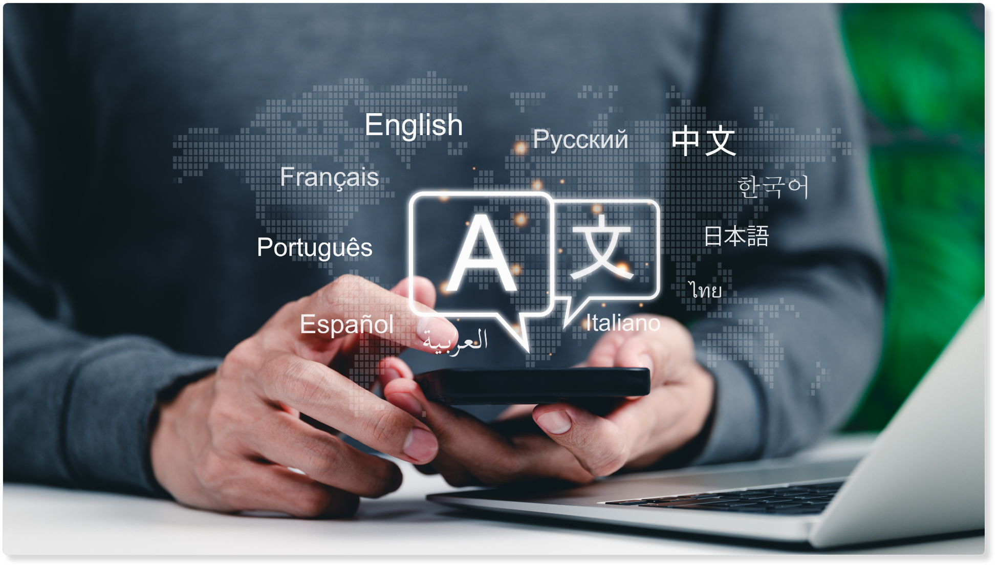 AIミナライが日本語で学習した知識を多言語に自動翻訳することで、外国籍社員への社内FAQ情報の提供や研修・教育のサポートを行なっている様子