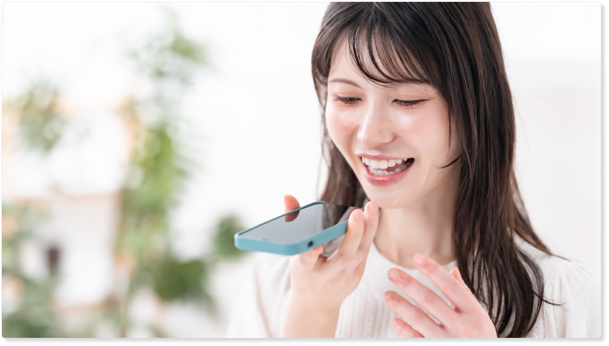 AIミナライをボイスボットとして利用することで、女性社員が専門知識を必要とせず自然に会話をしながらAIに社内対応の業務を教えている様子